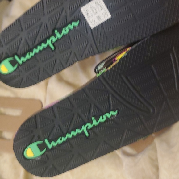 NWT Champion IPO Catch Print Slides Youth size 7 - Picture 7 of 8